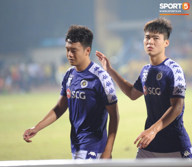 Biểu cảm khó đỡ của Chung chờ chồng trong ngày Hà Nội FC giành ngôi vô địch AFC Cup khu vực Đông Nam Á - Ảnh 11.