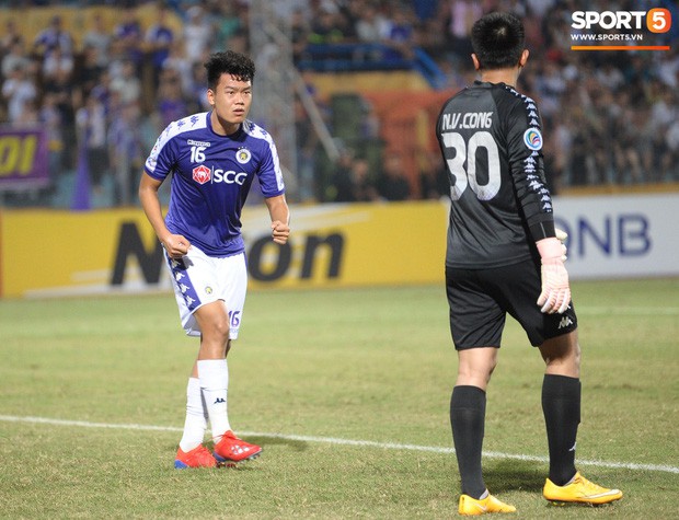 Biểu cảm khó đỡ của Chung chờ chồng trong ngày Hà Nội FC giành ngôi vô địch AFC Cup khu vực Đông Nam Á - Ảnh 4.