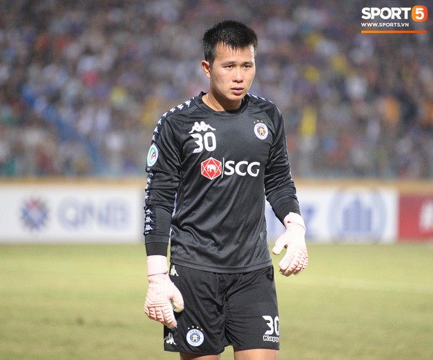 Biểu cảm khó đỡ của Chung chờ chồng trong ngày Hà Nội FC giành ngôi vô địch AFC Cup khu vực Đông Nam Á - Ảnh 5.