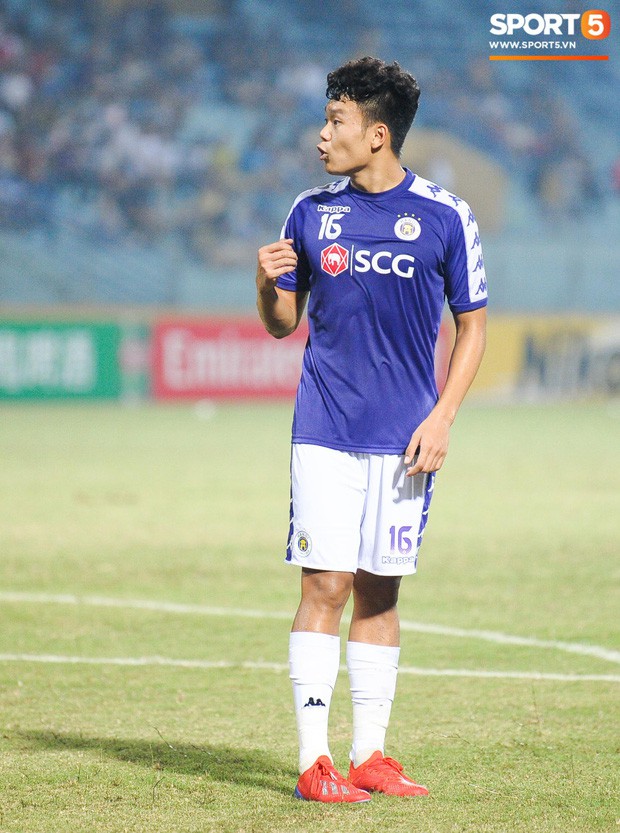 Biểu cảm khó đỡ của Chung chờ chồng trong ngày Hà Nội FC giành ngôi vô địch AFC Cup khu vực Đông Nam Á - Ảnh 6.