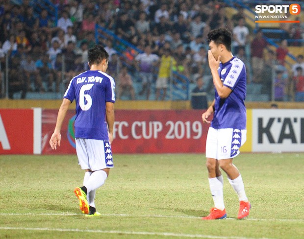 Biểu cảm khó đỡ của Chung chờ chồng trong ngày Hà Nội FC giành ngôi vô địch AFC Cup khu vực Đông Nam Á - Ảnh 7.