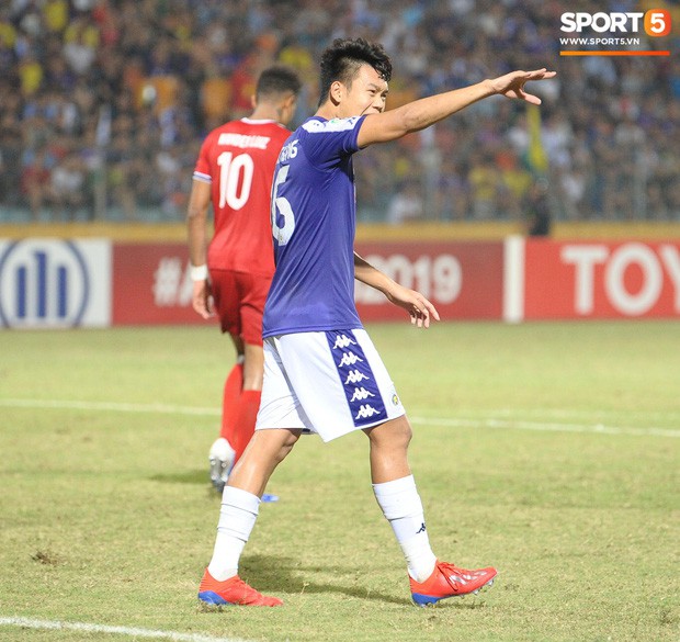 Biểu cảm khó đỡ của Chung chờ chồng trong ngày Hà Nội FC giành ngôi vô địch AFC Cup khu vực Đông Nam Á - Ảnh 8.