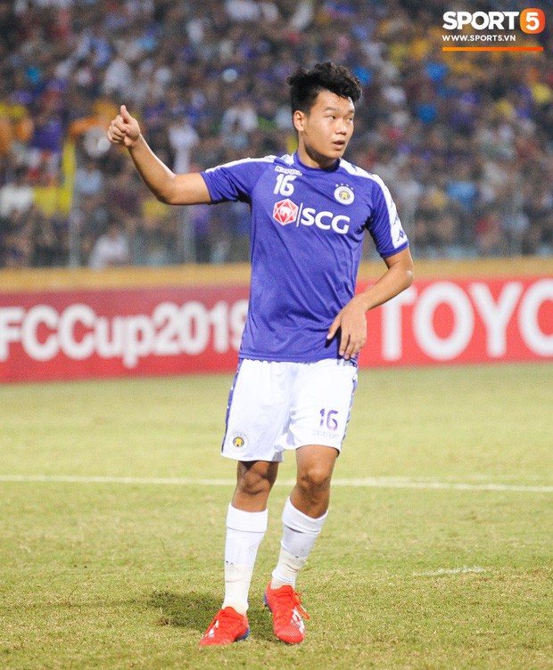 Biểu cảm khó đỡ của Chung chờ chồng trong ngày Hà Nội FC giành ngôi vô địch AFC Cup khu vực Đông Nam Á - Ảnh 9.