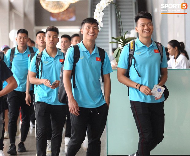 Duy Pinky bất ngờ hóa gã đầu bạc trong ngày ĐT Việt Nam tới Thái Lan chuẩn bị cho vòng loại World Cup 2022 - Ảnh 1.