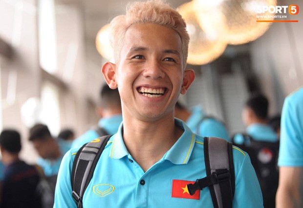 Duy Pinky bất ngờ hóa gã đầu bạc trong ngày ĐT Việt Nam tới Thái Lan chuẩn bị cho vòng loại World Cup 2022 - Ảnh 2.