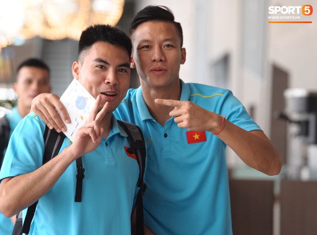 Duy Pinky bất ngờ hóa gã đầu bạc trong ngày ĐT Việt Nam tới Thái Lan chuẩn bị cho vòng loại World Cup 2022 - Ảnh 5.