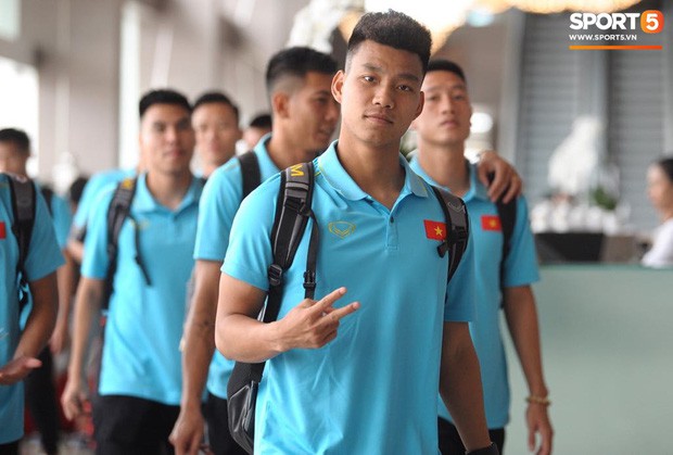 Duy Pinky bất ngờ hóa gã đầu bạc trong ngày ĐT Việt Nam tới Thái Lan chuẩn bị cho vòng loại World Cup 2022 - Ảnh 7.