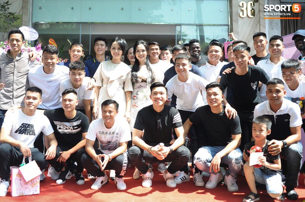 Dàn cầu thủ Hà Nội FC bảnh bao đổ bộ cửa hàng mới của bạn gái Duy Mạnh và bà xã Văn Quyết - Ảnh 3.