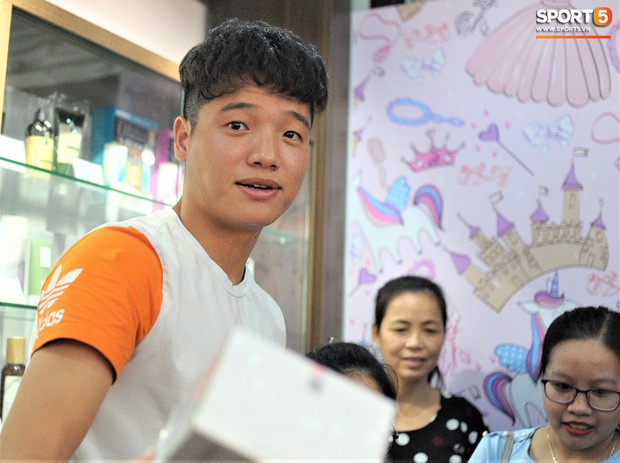 Dàn cầu thủ Hà Nội FC bảnh bao đổ bộ cửa hàng mới của bạn gái Duy Mạnh và bà xã Văn Quyết - Ảnh 9.