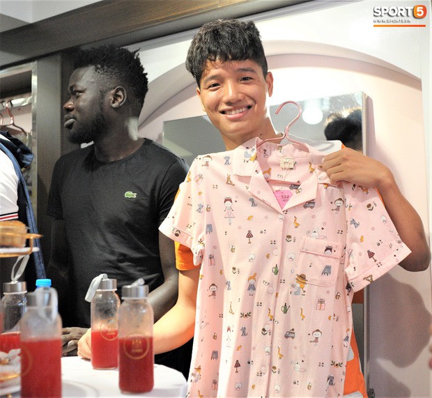 Dàn cầu thủ Hà Nội FC bảnh bao đổ bộ cửa hàng mới của bạn gái Duy Mạnh và bà xã Văn Quyết - Ảnh 10.