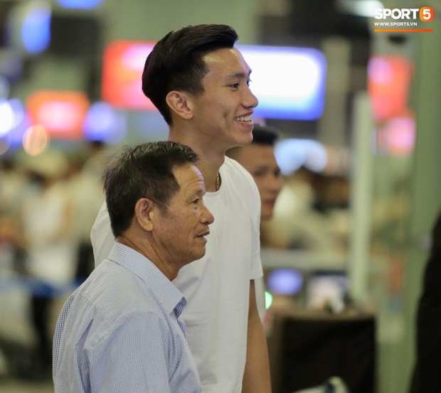 Quang Hải, Tiến Dũng cùng bố mẹ Văn Hậu lên sân bay tiễn cậu út lên đường sang Hà Lan lúc nửa đêm - Ảnh 7.