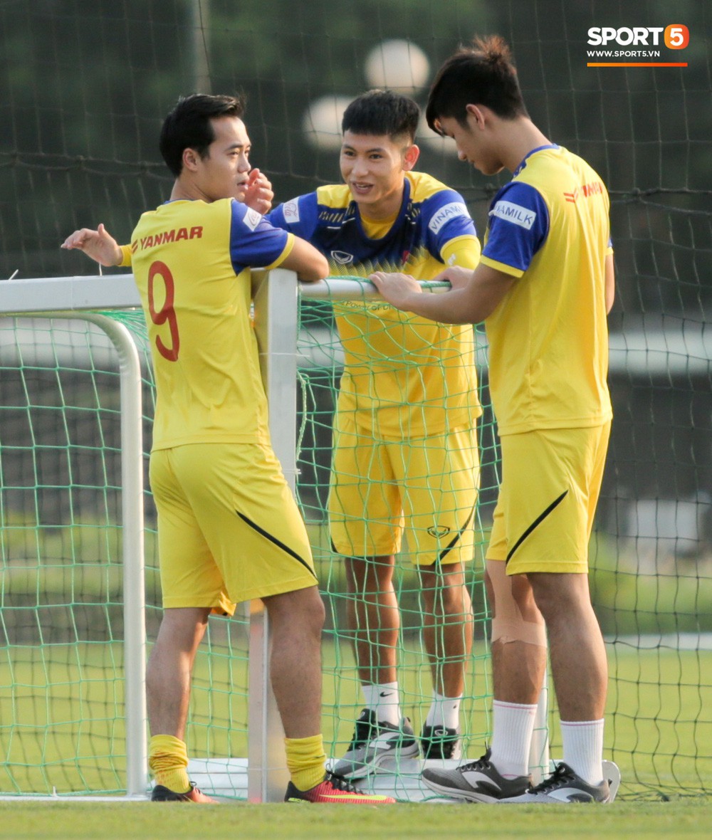 Đức Chinh và Văn Thanh gây chú ý với kiểu tóc song sinh khiến đồng đội ở tuyển Việt Nam thích thú - Ảnh 6.
