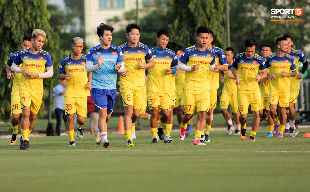 Đức Chinh và Văn Thanh gây chú ý với kiểu tóc song sinh khiến đồng đội ở tuyển Việt Nam thích thú - Ảnh 8.