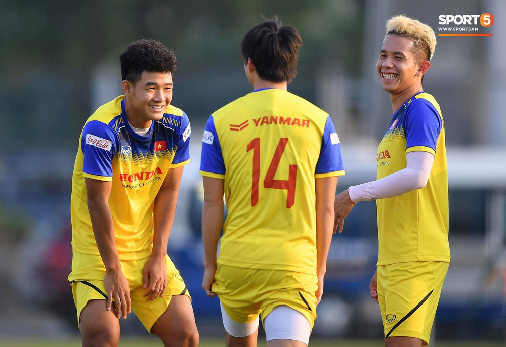 Đức Chinh và Văn Thanh gây chú ý với kiểu tóc song sinh khiến đồng đội ở tuyển Việt Nam thích thú - Ảnh 4.