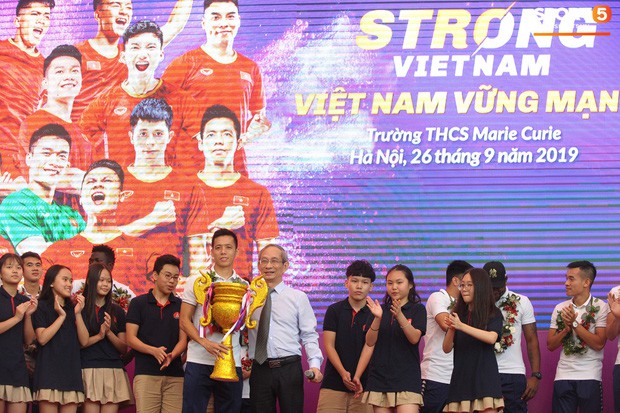 Duy Mạnh hết hồn với món quà sinh nhật được học sinh THCS Marie Curie dành tặng ở Strong Vietnam - Ảnh 6.