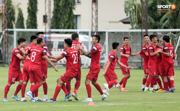 Văn Toàn đuổi đồng đội trong trò chơi cực dễ gây mất tình anh em ở tuyển Việt Nam - Ảnh 1.