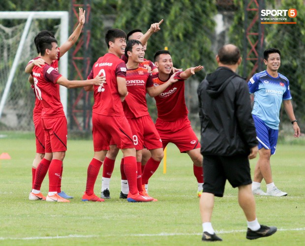 Văn Toàn đuổi đồng đội trong trò chơi cực dễ gây mất tình anh em ở tuyển Việt Nam - Ảnh 8.