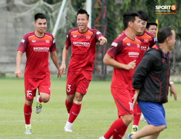 Văn Toàn đuổi đồng đội trong trò chơi cực dễ gây mất tình anh em ở tuyển Việt Nam - Ảnh 10.