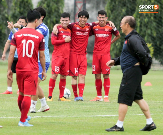 Văn Toàn đuổi đồng đội trong trò chơi cực dễ gây mất tình anh em ở tuyển Việt Nam - Ảnh 11.