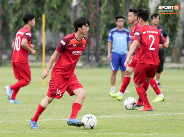 Văn Toàn đuổi đồng đội trong trò chơi cực dễ gây mất tình anh em ở tuyển Việt Nam - Ảnh 12.