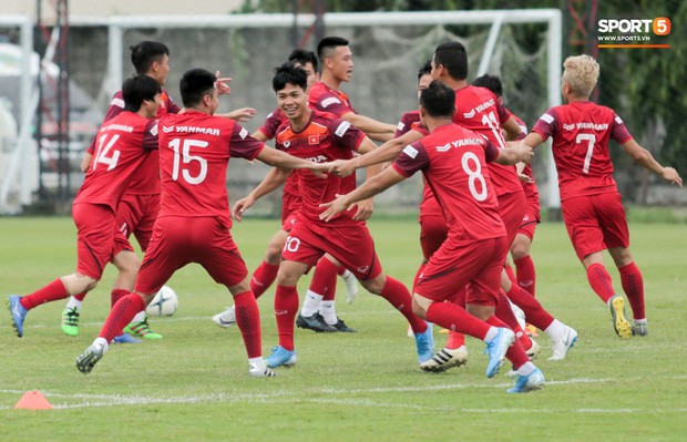 Văn Toàn đuổi đồng đội trong trò chơi cực dễ gây mất tình anh em ở tuyển Việt Nam - Ảnh 3.