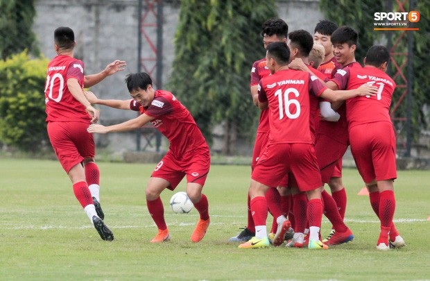 Văn Toàn đuổi đồng đội trong trò chơi cực dễ gây mất tình anh em ở tuyển Việt Nam - Ảnh 5.