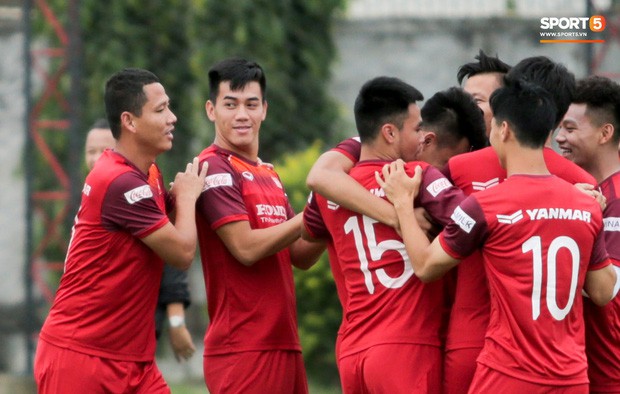 Văn Toàn đuổi đồng đội trong trò chơi cực dễ gây mất tình anh em ở tuyển Việt Nam - Ảnh 6.