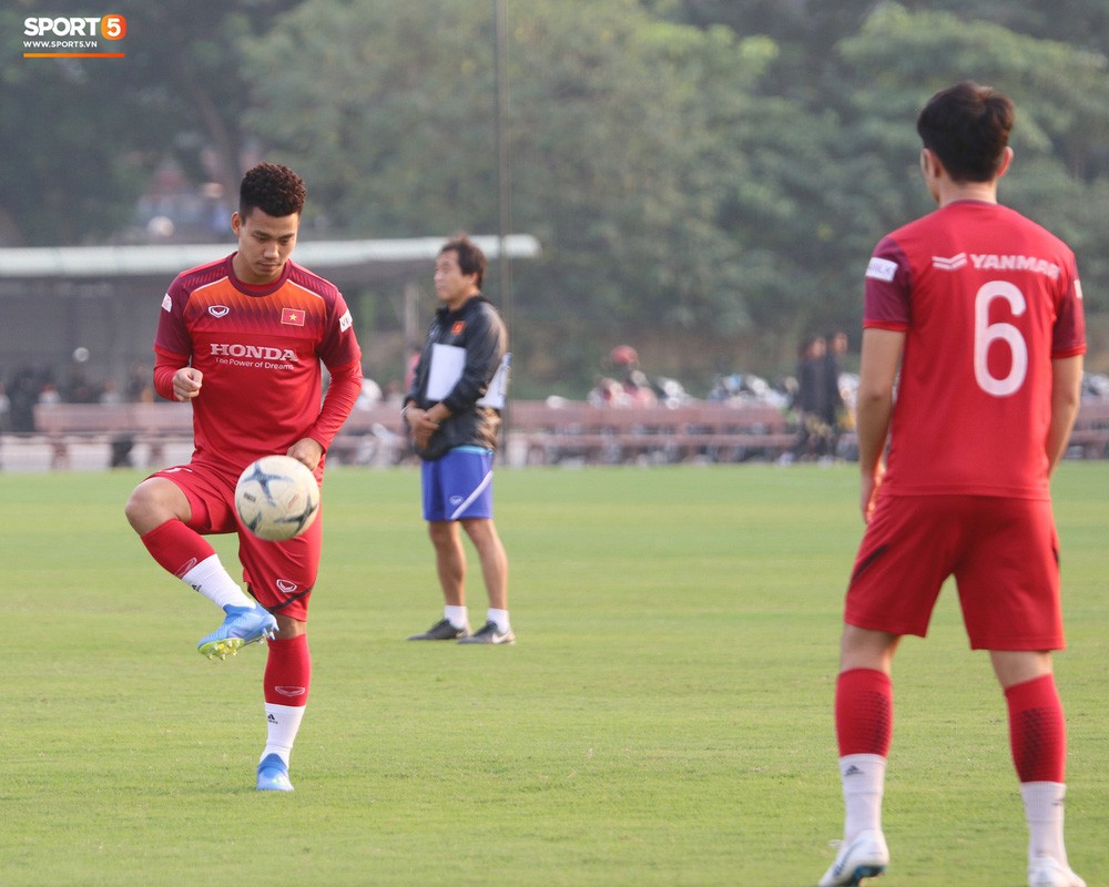 Xuân Trường, Văn Thanh không hổ danh là những nghệ sĩ sân cỏ với màn tâng bóng đầy ấn tượng trong buổi tập của đội tuyển Việt Nam - Ảnh 2.