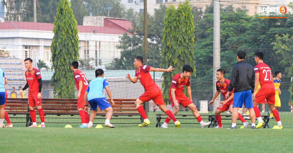 Xuân Trường, Văn Thanh không hổ danh là những nghệ sĩ sân cỏ với màn tâng bóng đầy ấn tượng trong buổi tập của đội tuyển Việt Nam - Ảnh 8.