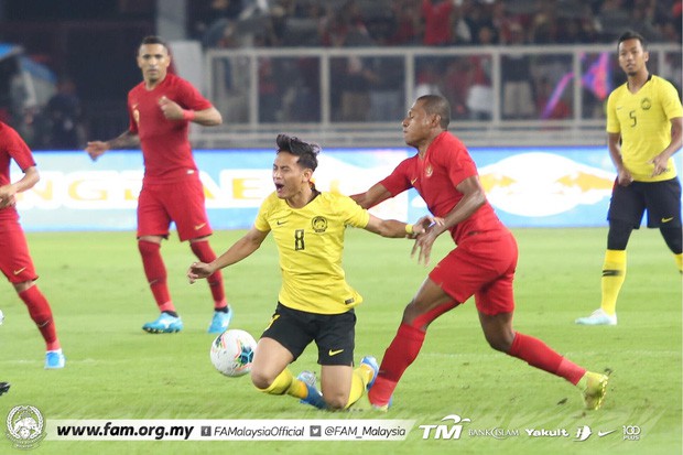Malaysia ngược dòng không tưởng trên chảo lửa Indonesia, vượt Thái Lan và Việt Nam vươn lên dẫn đầu bảng đấu - Ảnh 1.