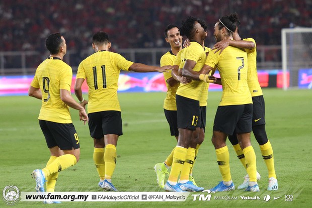 Malaysia ngược dòng không tưởng trên chảo lửa Indonesia, vượt Thái Lan và Việt Nam vươn lên dẫn đầu bảng đấu - Ảnh 2.