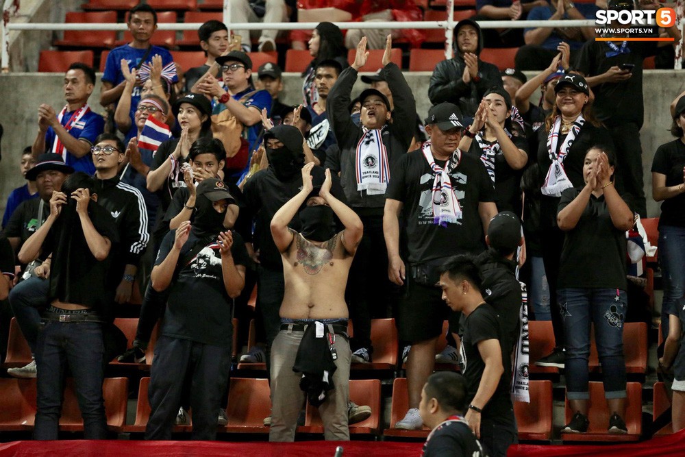 Fan Thái Lan có hành động xấu, giơ ngón tay thối trên khán đài khi nghe đọc tên HLV Park Hang-seo - Ảnh 2.