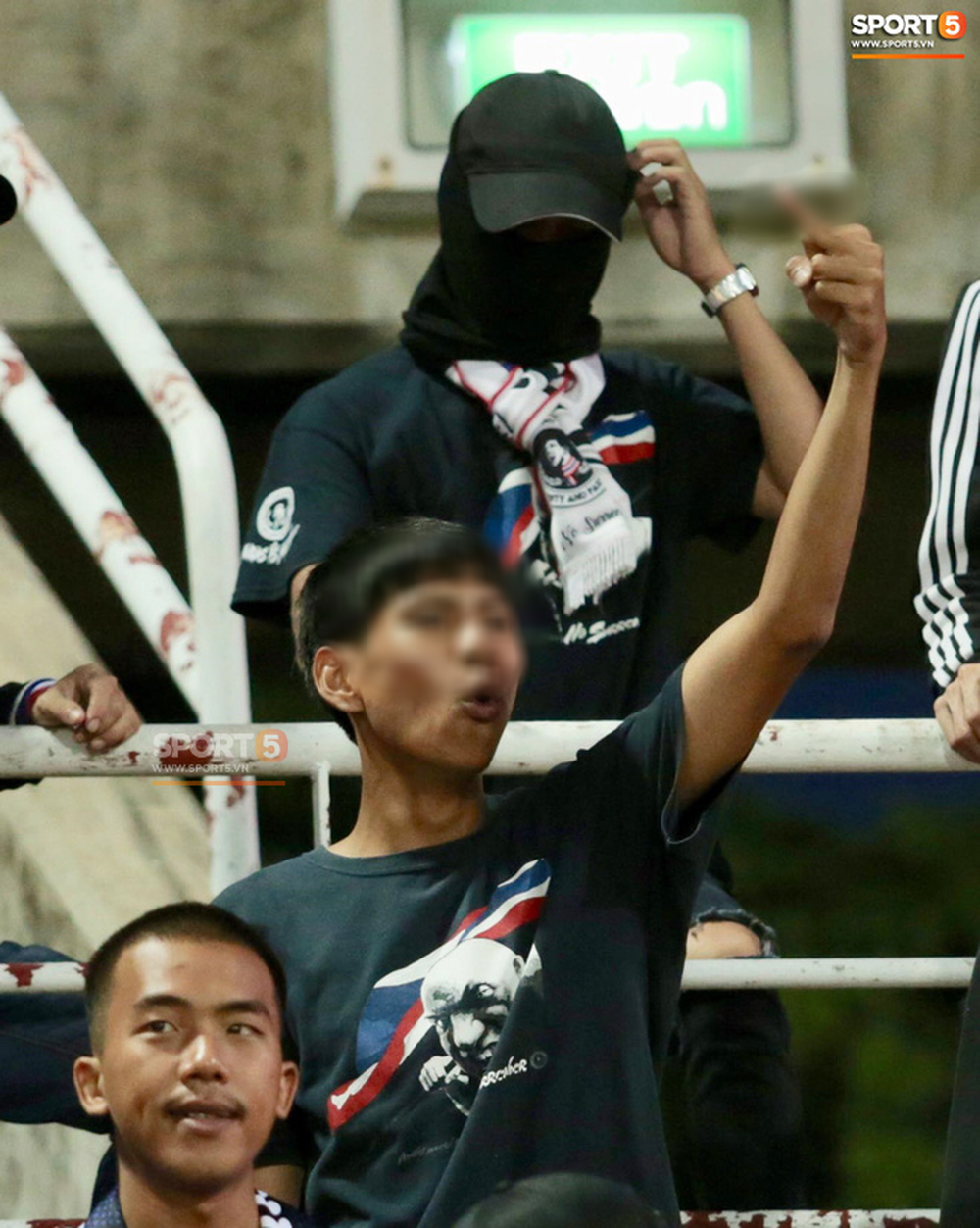 Fan Thái Lan có hành động xấu, giơ ngón tay thối trên khán đài khi nghe đọc tên HLV Park Hang-seo - Ảnh 3.