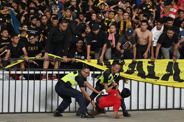 Sốc: Fan tuyển Indonesia tấn công CĐV Malaysia bằng bom nước tiểu - Ảnh 2.