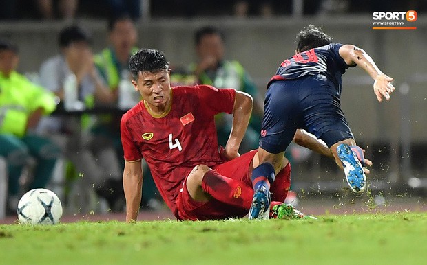 Dù bị fan Việt Nam ghét, Messi Thái Lan vẫn có hành động cực đẹp với Bùi Tiến Dũng sau tai nạn hy hữu - Ảnh 3.