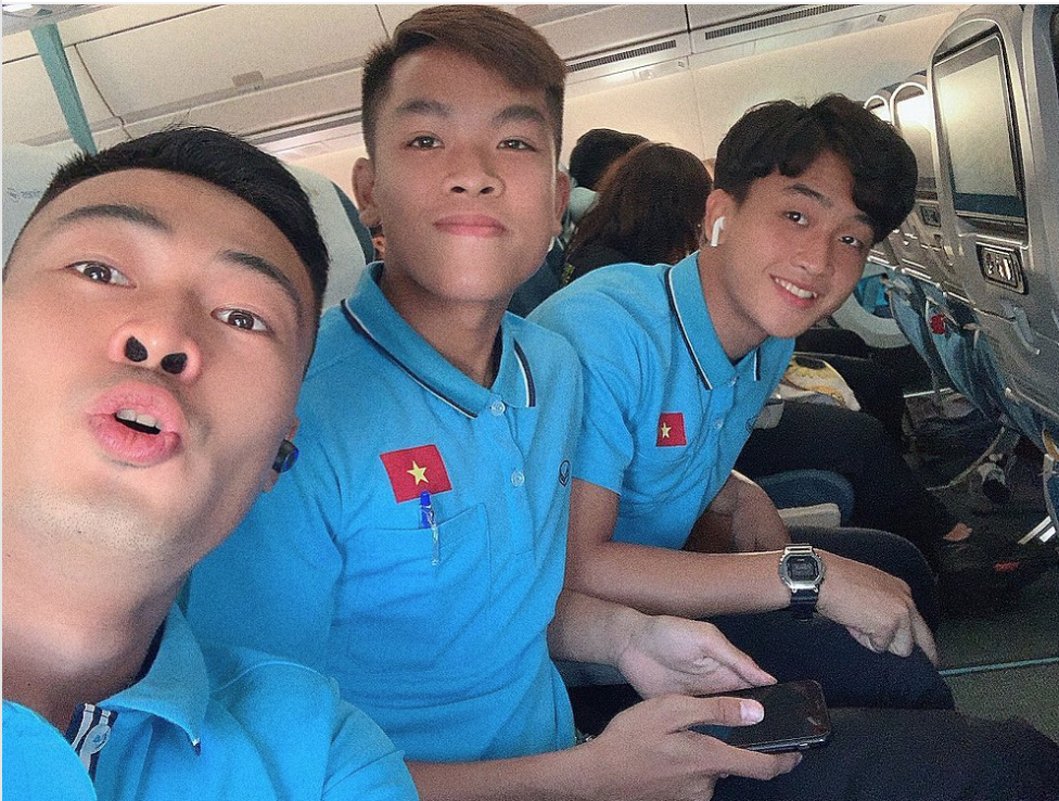Tiến Dũng bắt chước tiếp viên hàng không nhắc nhở trợ lý U23 Việt Nam thực hiện an toàn bay - Ảnh 5.