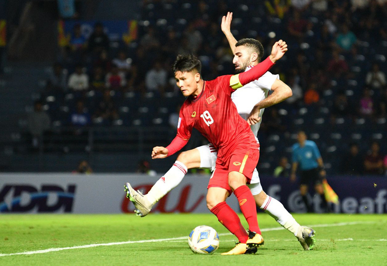 Cận cảnh Quang Hải bị cầu thủ U23 UAE đạp chân nguy hiểm từ phía sau, suýt gặp chấn thương nặng  - Ảnh 7.