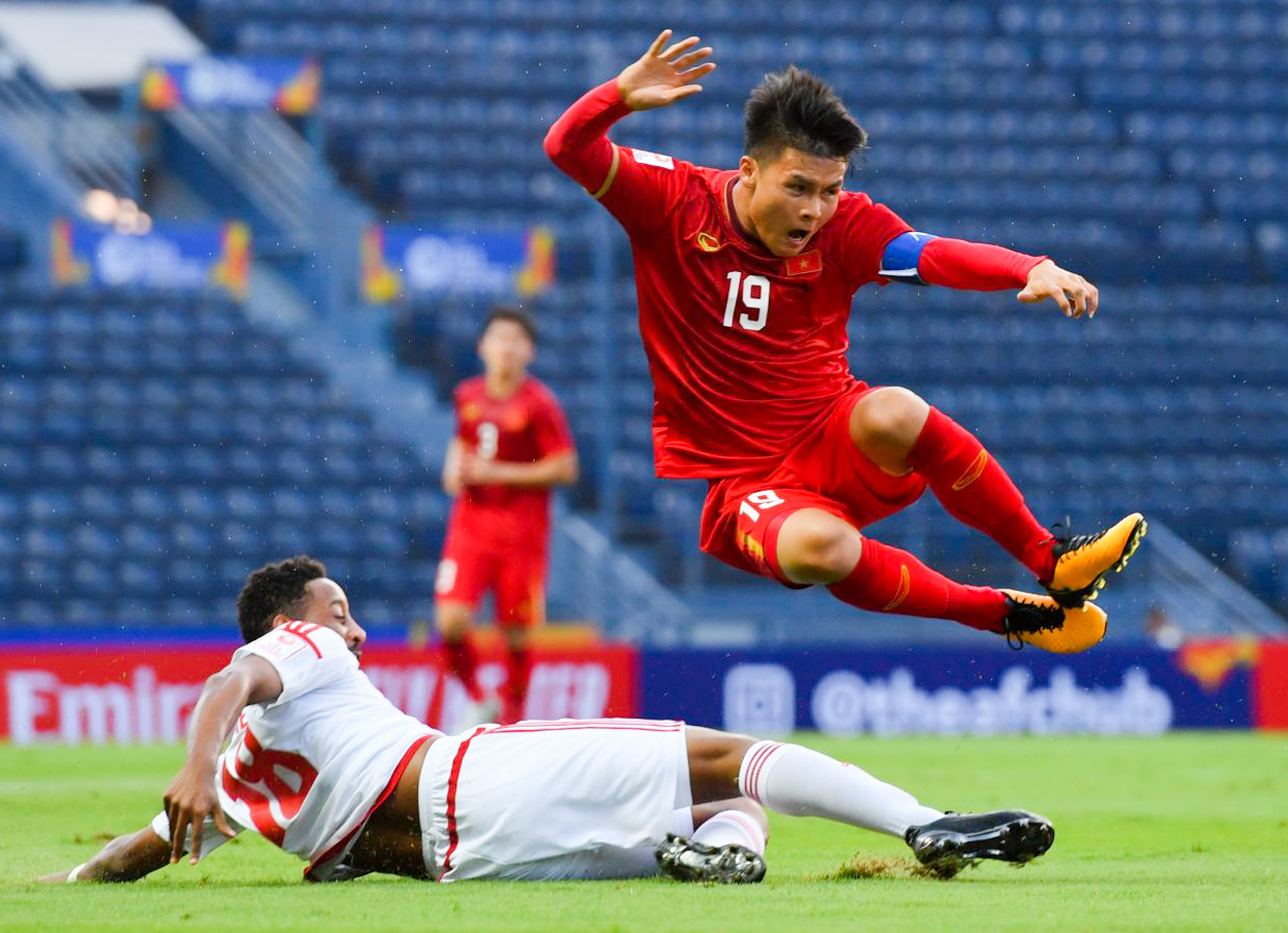 Cận cảnh Quang Hải bị cầu thủ U23 UAE đạp chân nguy hiểm từ phía sau, suýt gặp chấn thương nặng  - Ảnh 6.