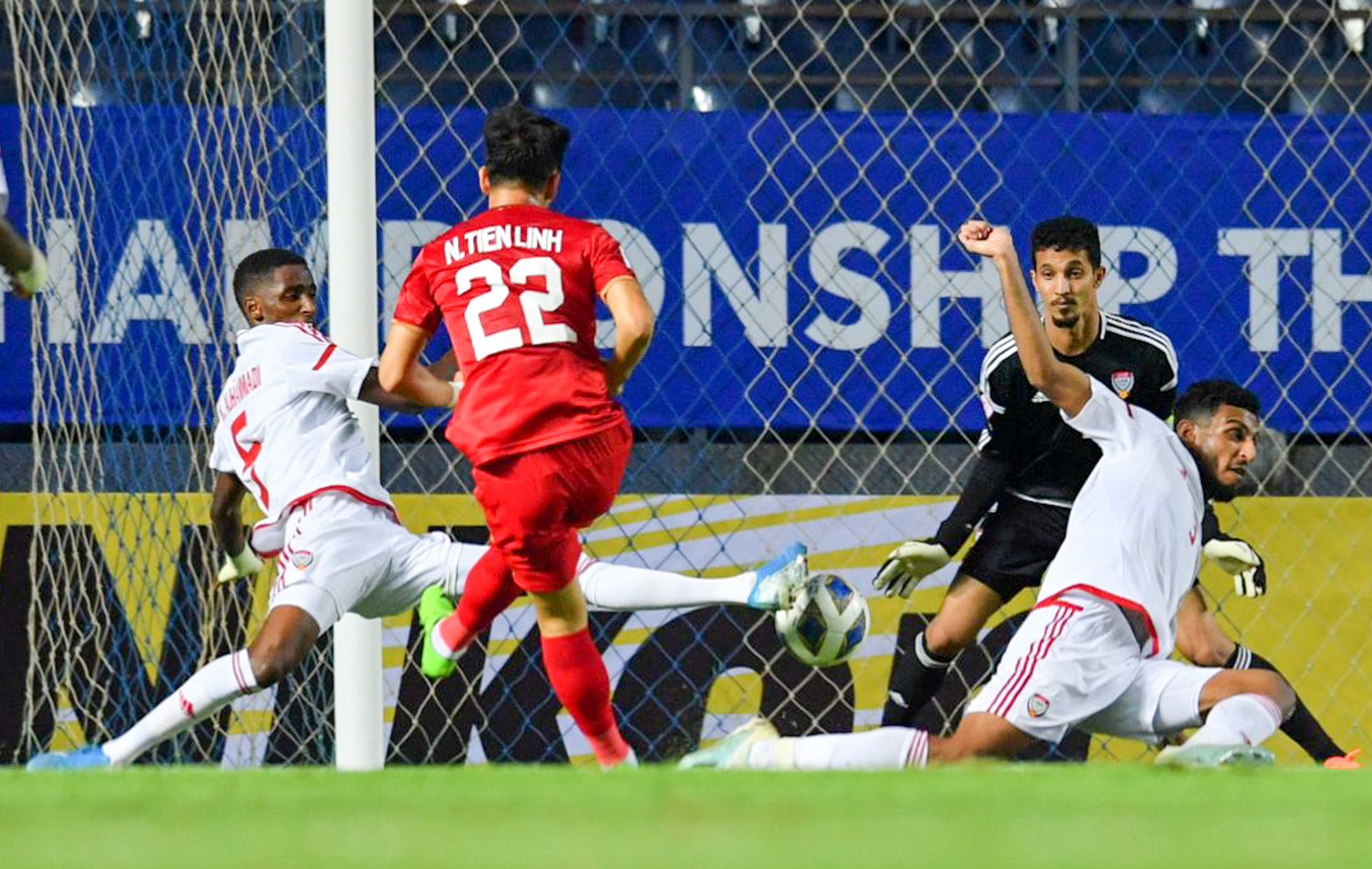 Cận cảnh Quang Hải bị cầu thủ U23 UAE đạp chân nguy hiểm từ phía sau, suýt gặp chấn thương nặng  - Ảnh 8.