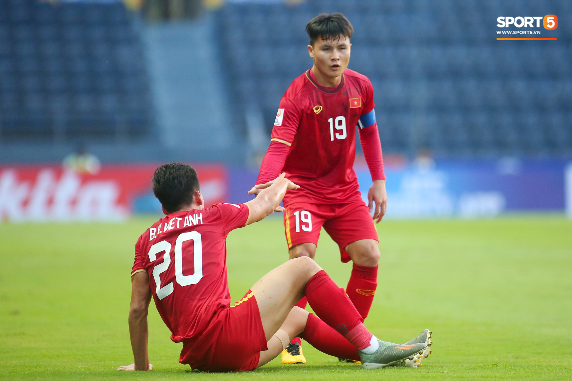 Cận cảnh Quang Hải bị cầu thủ U23 UAE đạp chân nguy hiểm từ phía sau, suýt gặp chấn thương nặng  - Ảnh 10.