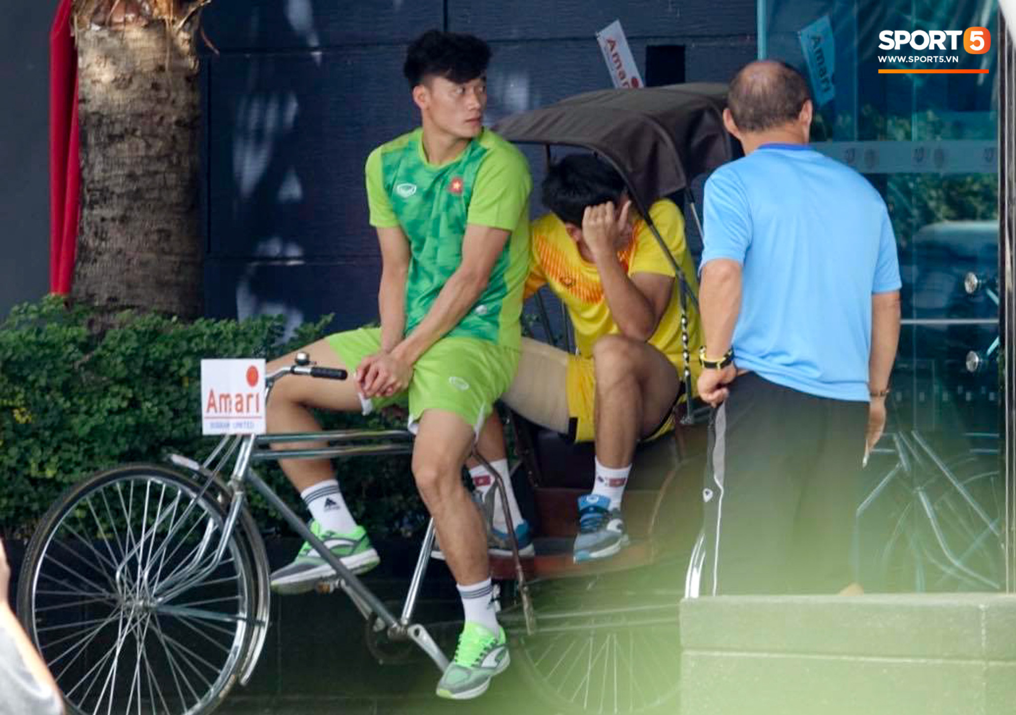 Bùi Tiến Dũng đạp “xích lô”, cười thả ga cùng đàn em sau màn trở lại ấn tượng ở U23 Việt Nam - Ảnh 5.