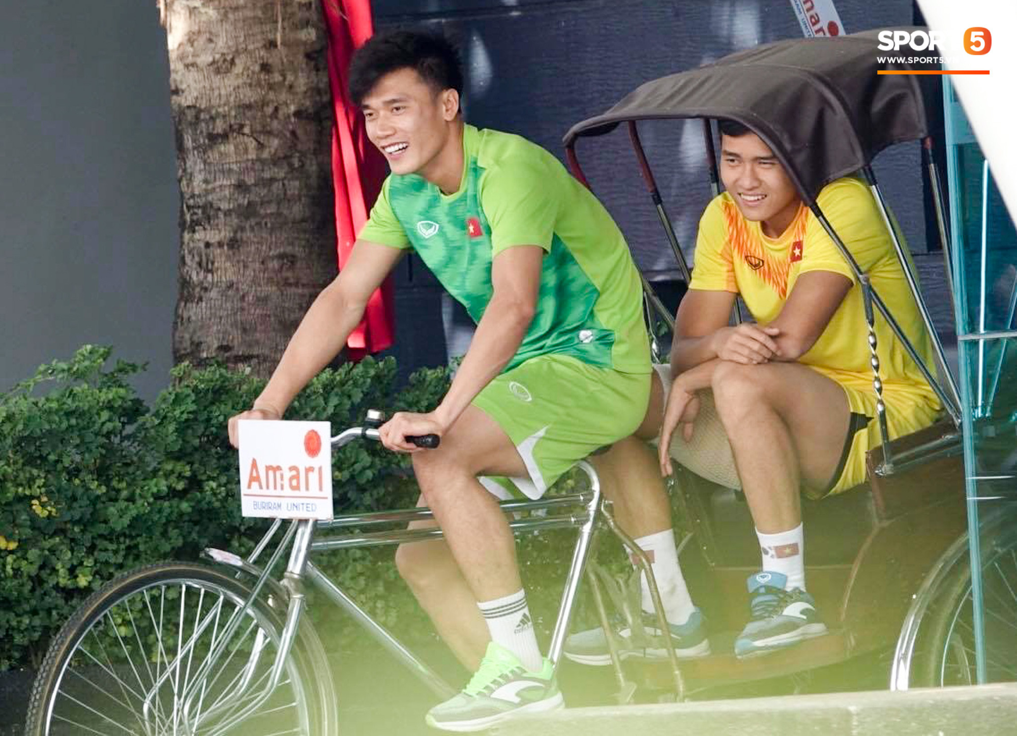 Bùi Tiến Dũng đạp “xích lô”, cười thả ga cùng đàn em sau màn trở lại ấn tượng ở U23 Việt Nam - Ảnh 2.