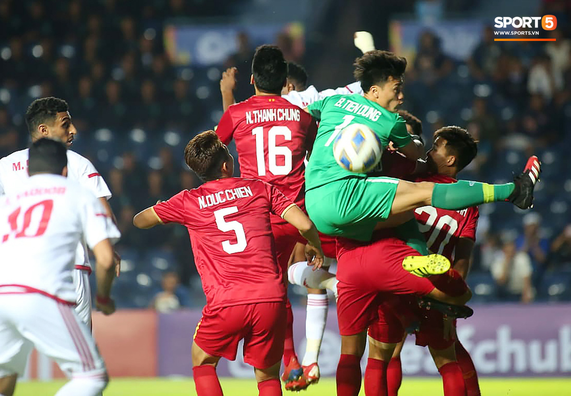 Bùi Tiến Dũng đạp “xích lô”, cười thả ga cùng đàn em sau màn trở lại ấn tượng ở U23 Việt Nam - Ảnh 9.