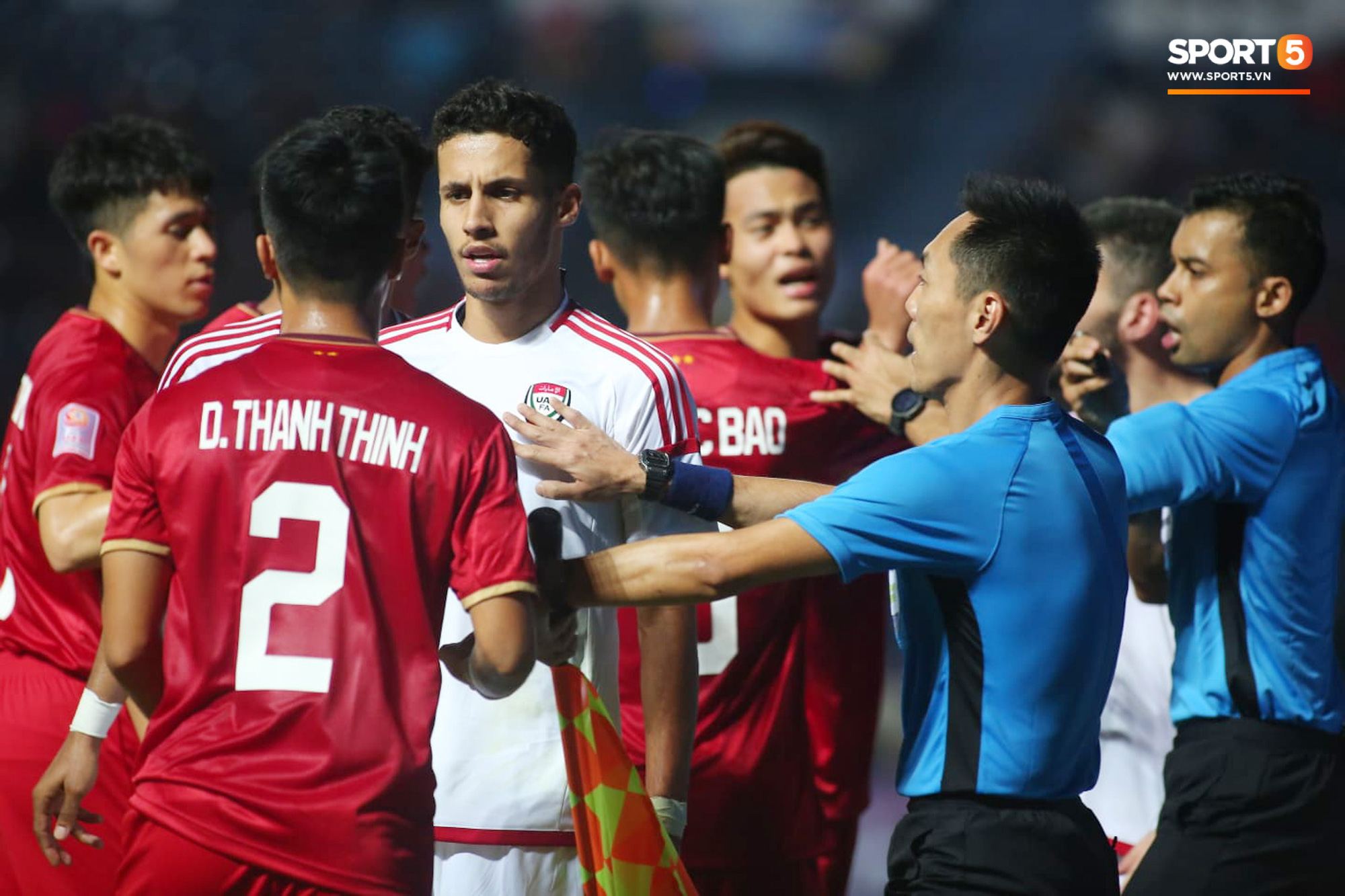Cận cảnh Quang Hải bị cầu thủ U23 UAE đạp chân nguy hiểm từ phía sau, suýt gặp chấn thương nặng  - Ảnh 1.