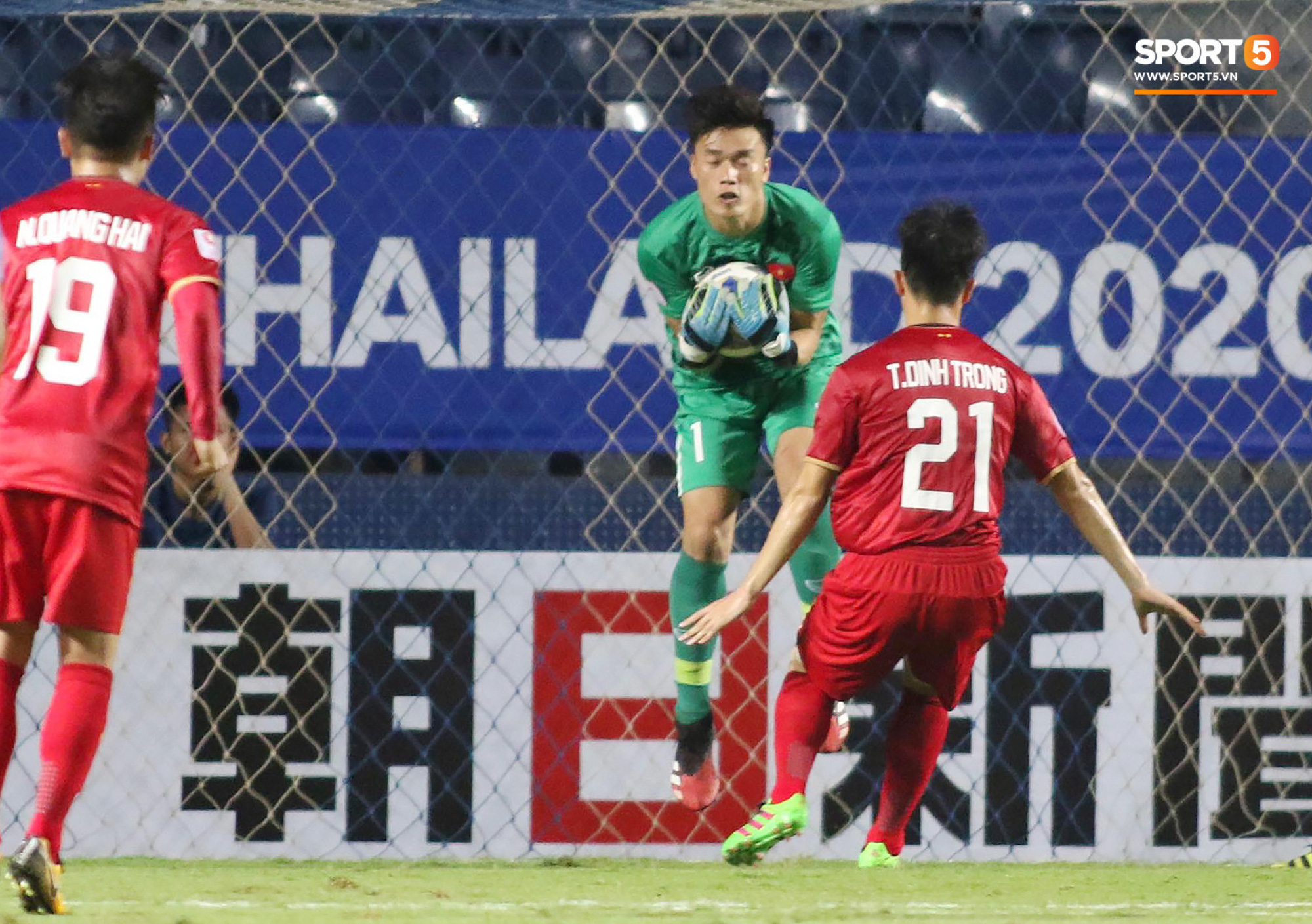 Bùi Tiến Dũng đạp “xích lô”, cười thả ga cùng đàn em sau màn trở lại ấn tượng ở U23 Việt Nam - Ảnh 10.