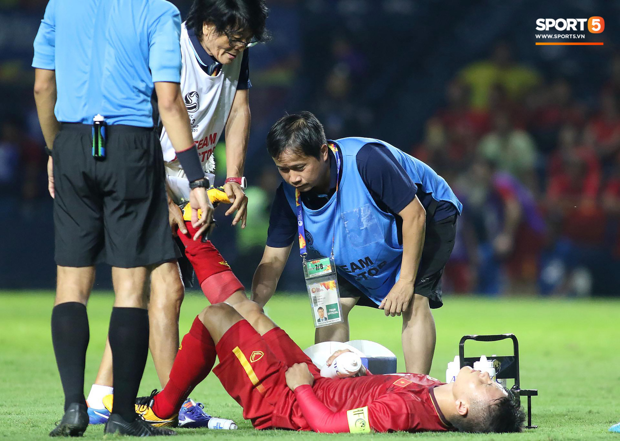 Cận cảnh Quang Hải bị cầu thủ U23 UAE đạp chân nguy hiểm từ phía sau, suýt gặp chấn thương nặng  - Ảnh 5.
