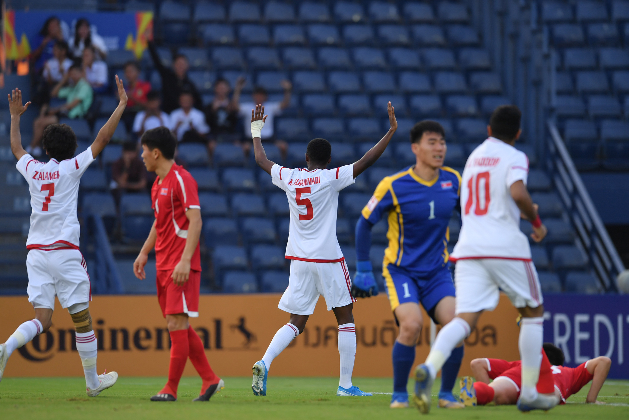[Bảng D - VCK U23 châu Á] U23 UAE 2-0 U23 Triều Tiên: Thắng dễ Triều Tiên, UAE đẩy Việt Nam vào cửa tử - Ảnh 3.