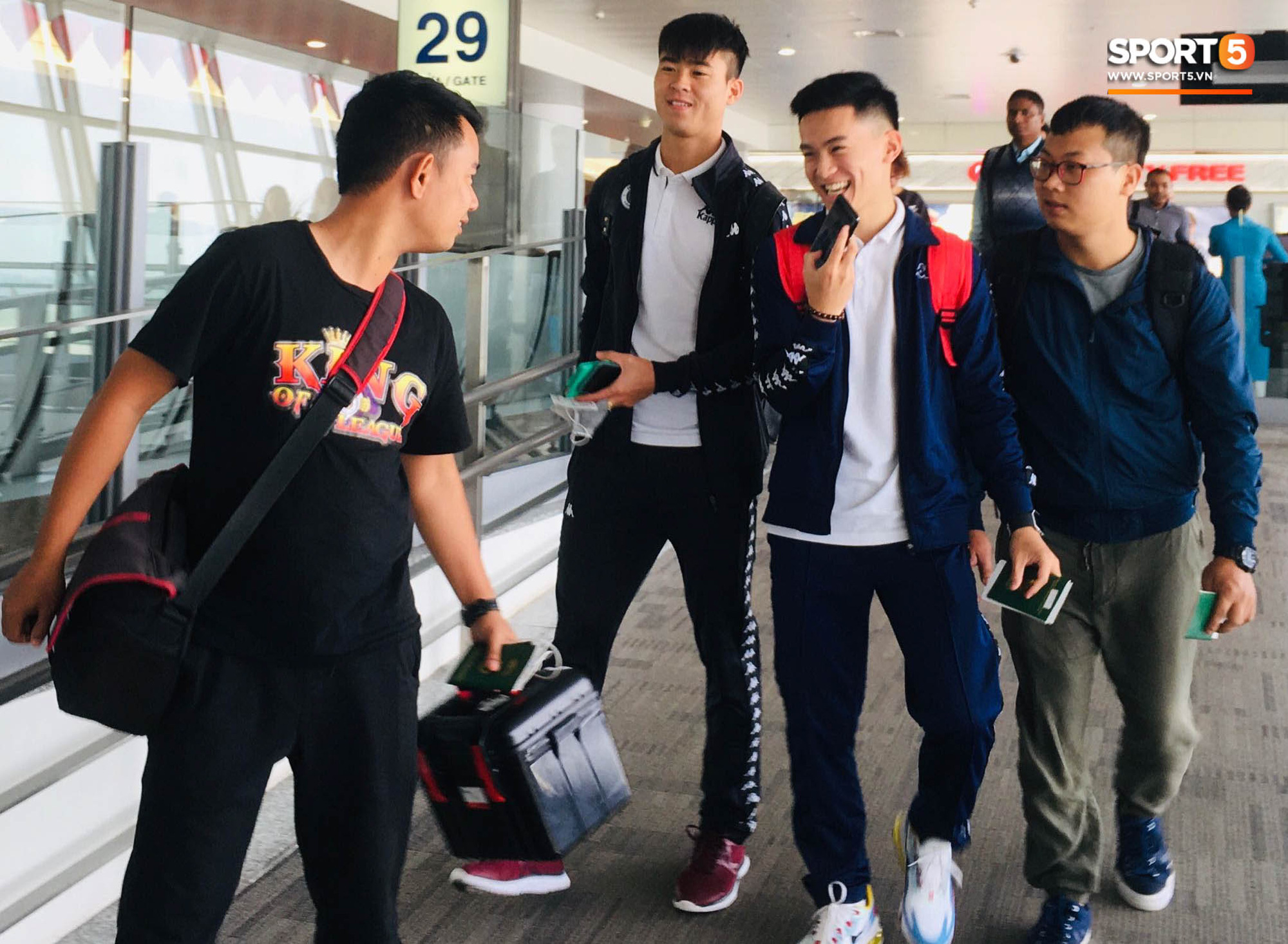 Duy Mạnh tạm biệt Quỳnh Anh, lên sân bay đi Malaysia sau lễ ăn hỏi hoành tráng - Ảnh 3.