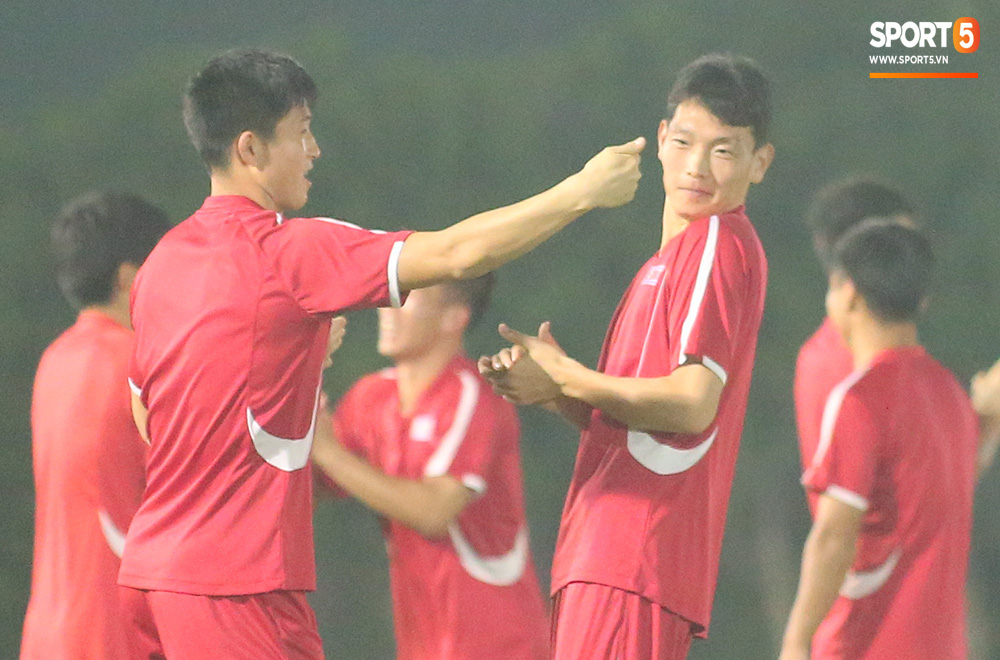 U23 CHDCND Triều Tiên tự tát vào mặt nhau trước trận gặp U23 Việt Nam - Ảnh 4.
