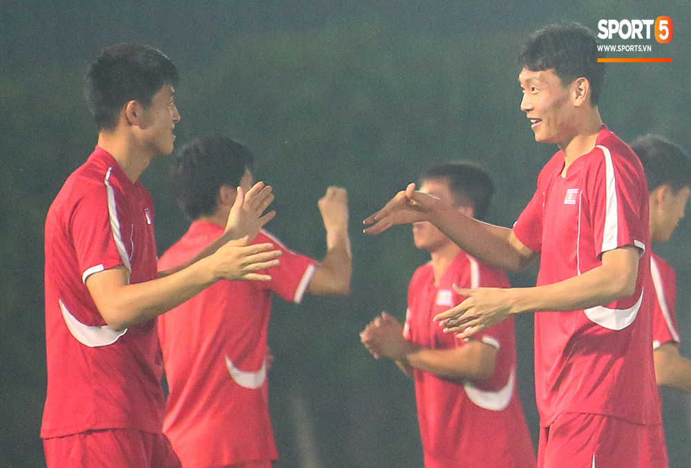 U23 CHDCND Triều Tiên tự tát vào mặt nhau trước trận gặp U23 Việt Nam - Ảnh 3.